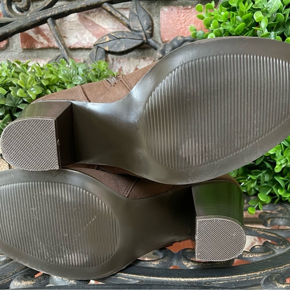 JustFab Binnae High Heeled Bootie; Brown Suede W/Multi-Straps & Buckles; Size 9 - Picture 12 of 13